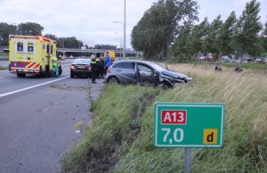 Gewonden nadat auto op RIMOB knalt A13 Delft