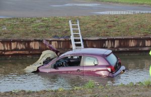 Auto te water na aanrijding met vrachtwagen Verlengde Veilingroute Naaldwijk