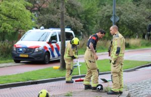 Weg dicht nadat auto op zijkant belandt Ruys de Beerenbrouckstraat Delft
