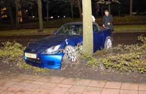 Auto knalt tegen boom Holysingel Vlaardingen