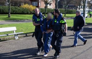 Hulpdiensten halen verstekeling van schip Bartel Wiltonkade Rotterdam