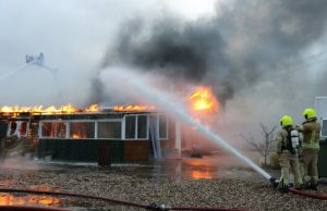 Zeer grote brand in volkstuinencomplex Max Hetmansstraat Rotterdam