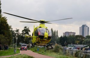 Traumahelikopter landt op fietspad langs de Vaart Nassaulaan Vlaardingen