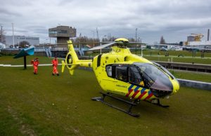 Piloot landt traumahelikopter langs de sluis Havendijk Schiedam