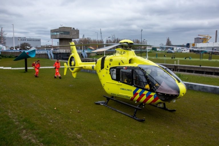 Piloot landt traumahelikopter langs de sluis Havendijk Schiedam Piloot landt traumahelikopter langs de sluis Havendijk Schiedam