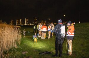 Flinke zoektocht naar te water geraakt persoon Hongerlandsedijk Spijkenisse