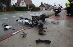 Gewonde en zwaar beschadigde brommer na aanrijding Emmastraat Monster