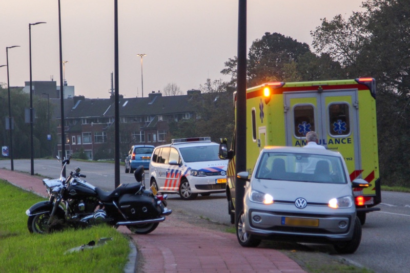 NU ONLINE: Motorrijder gewond na aanrijding Julianasingel Vlaardingen.