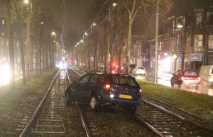 Weer een auto op het spoor Oude Haagweg Den Haag