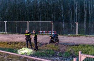 Motorrijder vliegt uit bocht en door hek Maassluissedijk Vlaardingen
