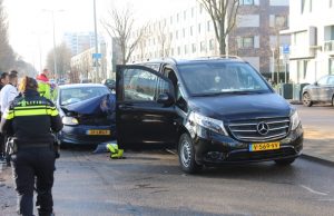 Flinke aanrijding tussen twee auto’s Erasmusweg Den Haag