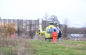 Traumahelikopter landt boven op snelweg Bart Verhallenplein Schiedam