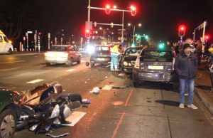 Auto rijdt in op motor na verkeersruzie Soestdijksekade Den Haag