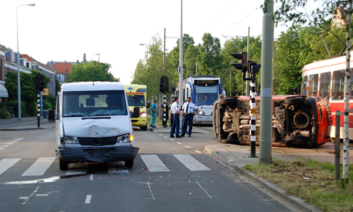 2 juni Bestelbus op zijn zijkant na aanrijding Waldeck Pyrmontkade Den Haag