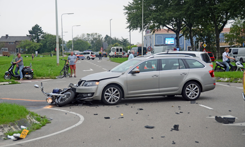 31 augustus Motorrijdster zwaargewond na aanrijding Poeldijkseweg Den Haag