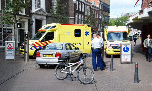 12 augustus Auto klapt op poller Den Haag