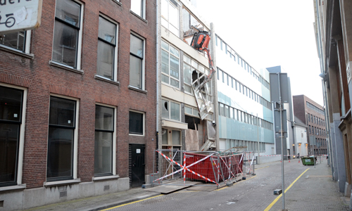 6 februari Slooprobot valt bijna van gebouw Hoge Nieuwstraat Den Haag