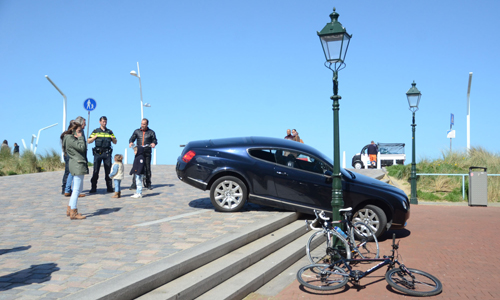 20 april Dure Bentley komt vast te zitten op trap Kalhuisplaats Den Haag