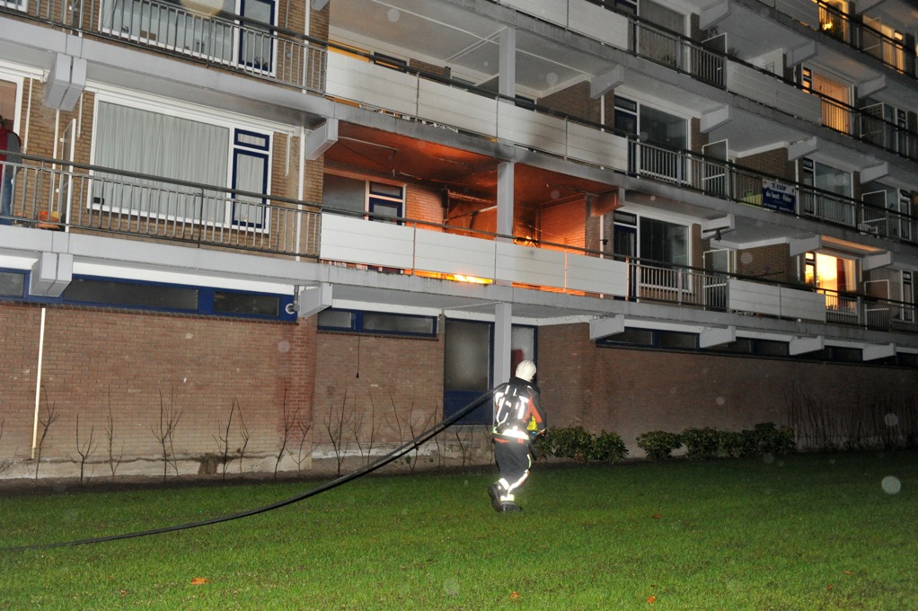 5 december Flinke schade na brand op balkon Leiden