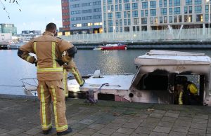 Brandweer rukt uit voor brand in boot Goudriaankade Den Haag