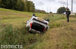 Auto ondersteboven in de greppel Maassluissedijk Vlaardingen / Maassluis