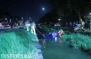 Auto ondersteboven in het water Dorpskade Wateringen