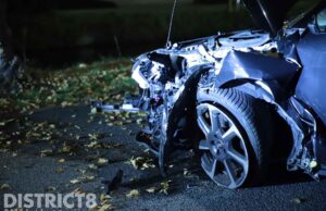 Auto klapt op boom, bestuurster gewond Delfgauwseweg Delft