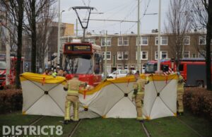 Vrouw op fiets geschept door tram Dierenselaan Den Haag