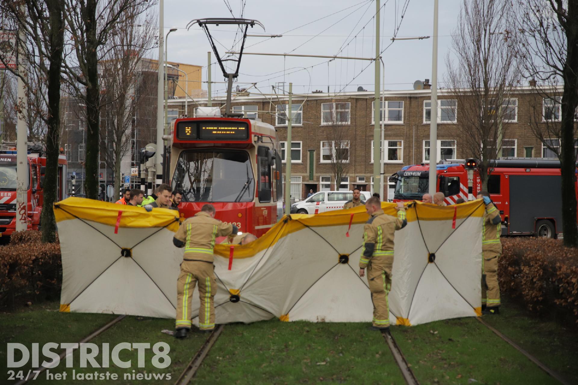 Vrouw op fiets aangereden door tram Dierenselaan Den Haag