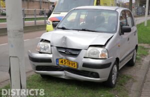 Automobilist klapt op lantaarnpaal De Heemstraat Den Haag