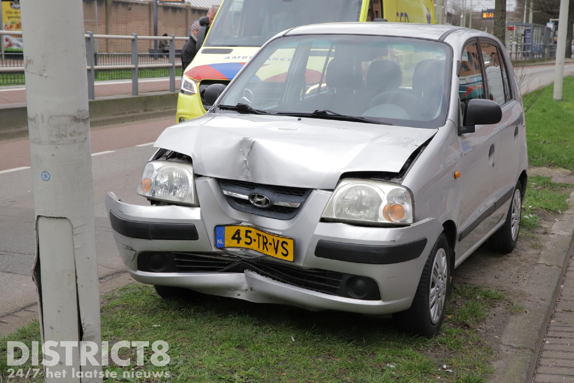 Een automobilist botst tegen een lantaarnpaal aan de Heemstraat in Den Haag