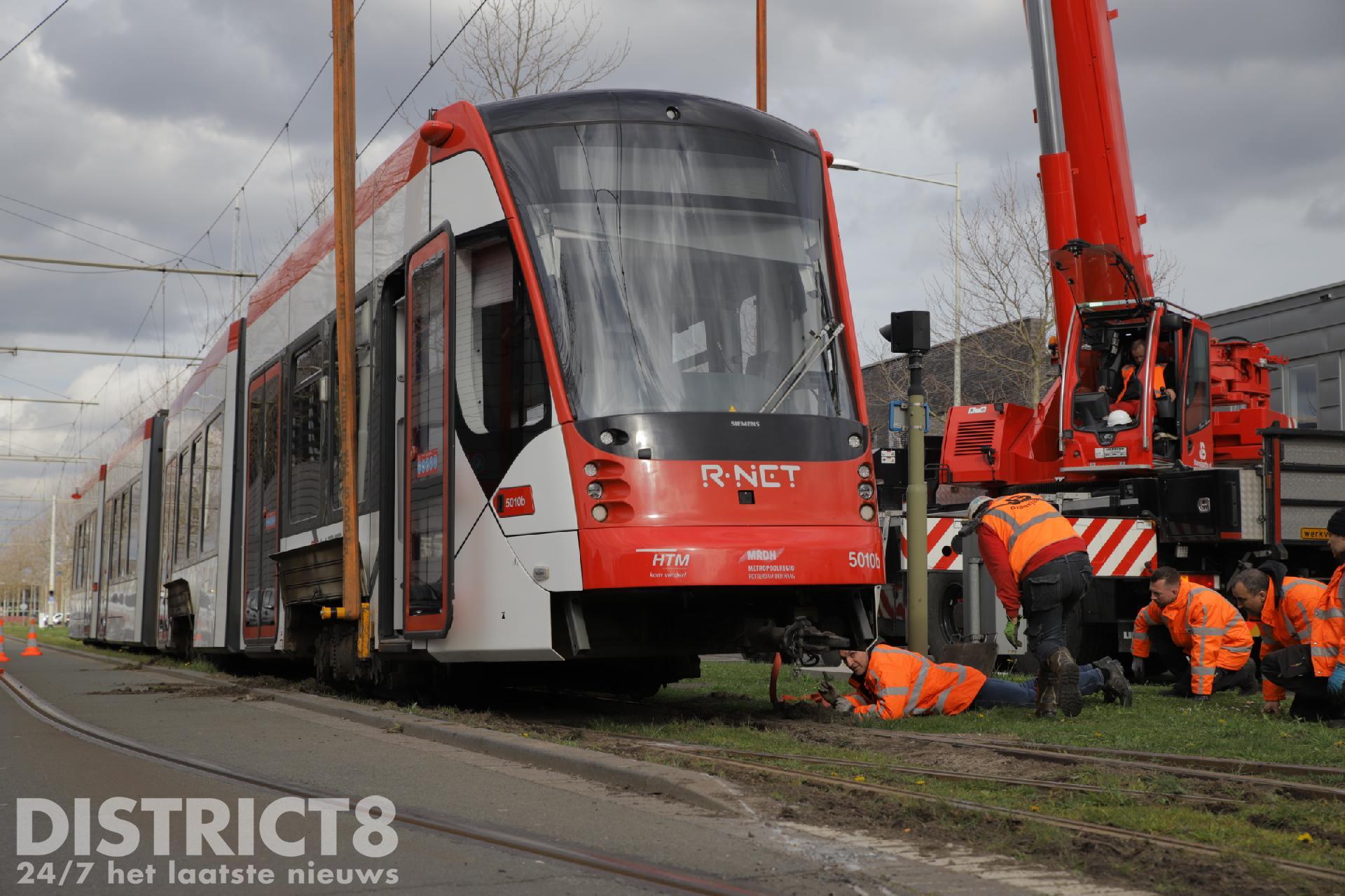 Tram ontspoort bij station De Werf in Den Haag