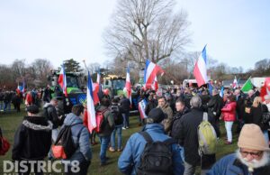Shovel rijdt afzetting stuk bij boeren demonstratie in het Haagse Zuiderpark