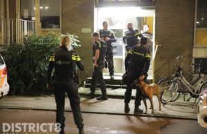 Agenten in vesten doen instap woning vanwege bedreiging Leyweg Den Haag