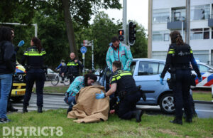 Bestuurder van auto zwaargewond na steekpartij, twee verdachten aangehouden Loevesteinlaan Den Haag