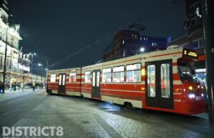 Tram 12 ontspoord voor station Holland Spoor, dienstregeling ontregeld Stationsplein Den Haag