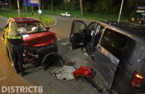 Flinke schade na aanrijding tussen twee voertuigen Afrikaweg Zoetermeer
