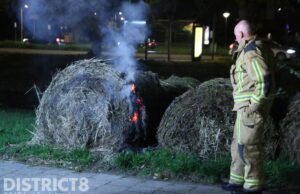 Brandweer blust brandende hooibaal Middachtenweg Den Haag