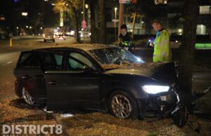 Automobilist vliegt uit de bocht en knalt tegen boom Neherkade Den Haag