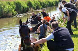 Koets met vier paarden en mensen te water Rijksstraatweg Den Hoorn