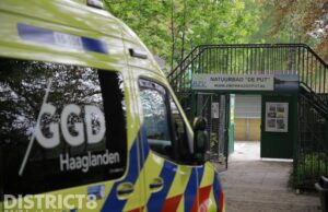 Duikers van arrestatieteam halen overleden persoon uit water Huis te Landelaan Rijswijk