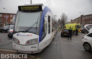 Afslaande automobilist ziet tram over het hoofd Escamplaan Den Haag