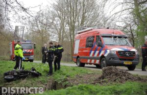 Brandweer doet zoekslagen in water na aantreffen scooter Wijndaelerduin Den Haag