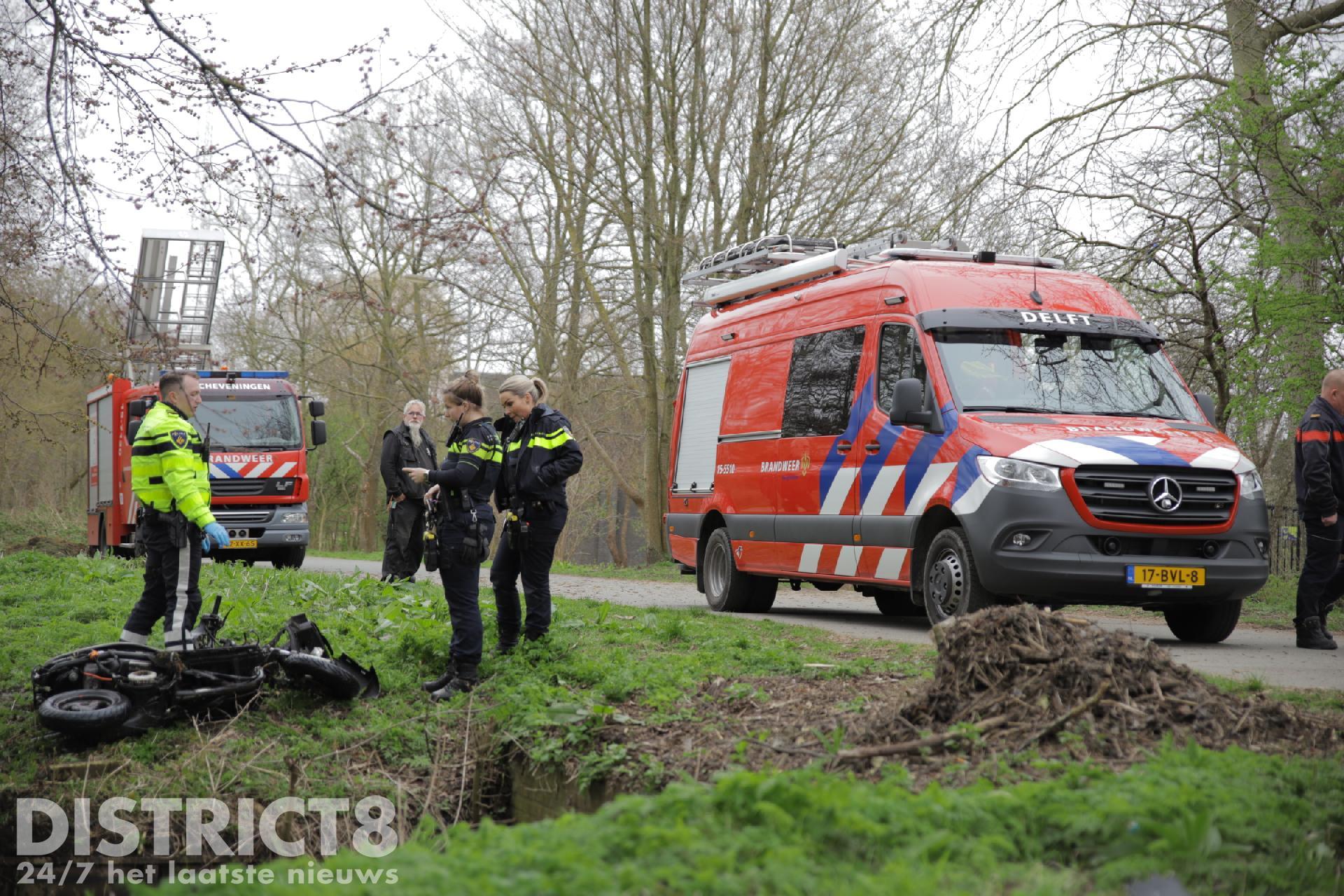 Brandweerlieden zoeken naar water na vondst van de Wijndaelerdu-scooter in Den Haag