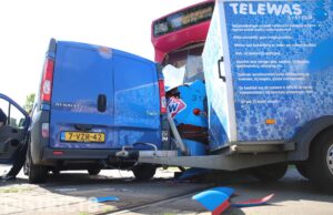 Bestuurder busje gewond na botsing met tram Afrikalaan Delft