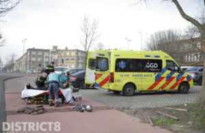 Scooterrijdster gewond na botsing op paaltje Veluweplein Den Haag