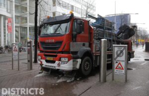 Vrachtwagen klapt op pollers Spui Den Haag