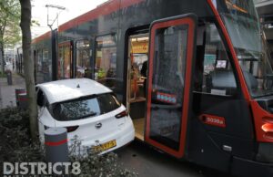 Automobilist ziet tram over het hoofd en komt in botsing Schedelsdoekhaven Den Haag