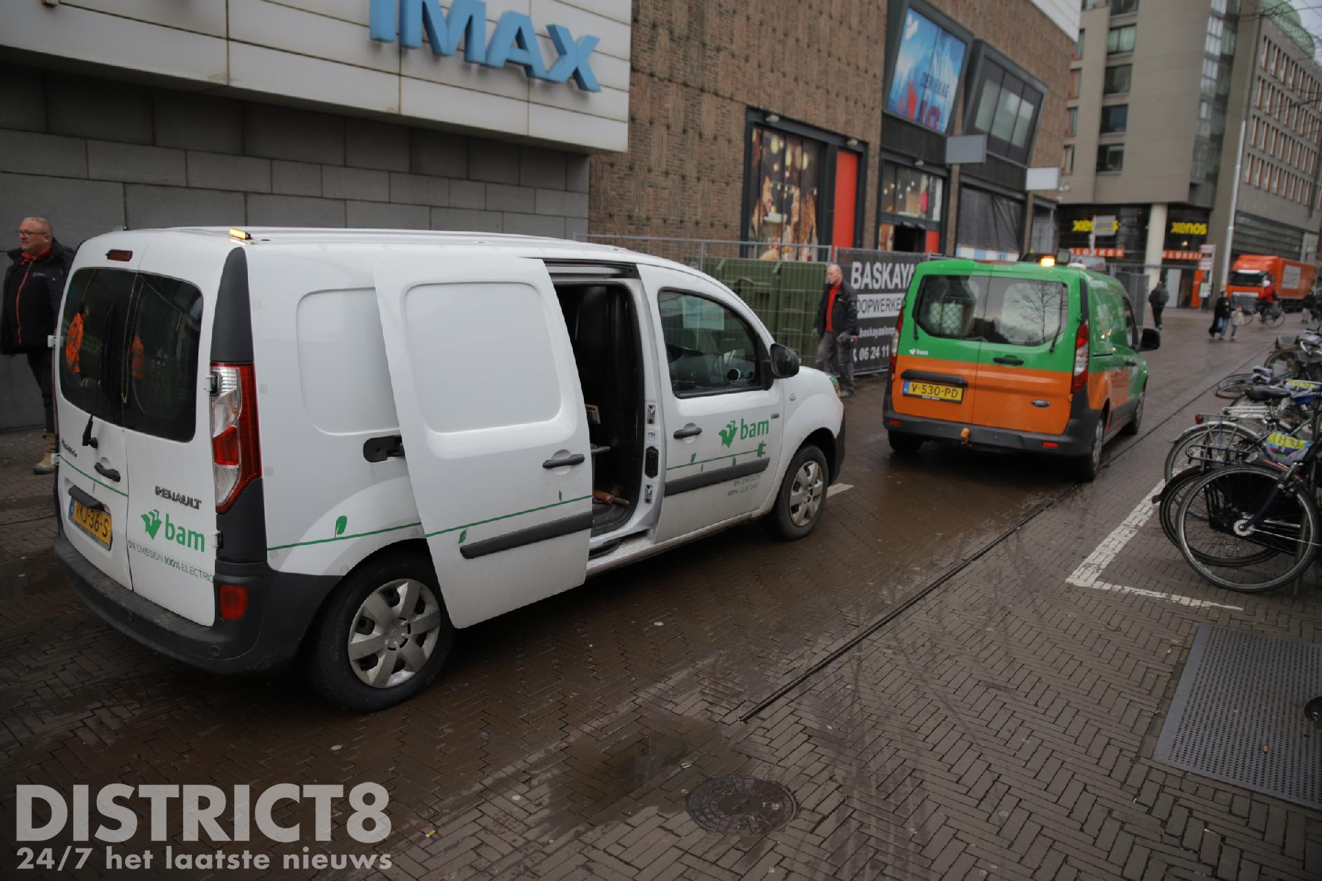 Vrachtwagen botst tegen verkeerspalen Spui Den Haag