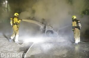 Busje total loss na brand Zichtenburglaan Den Haag